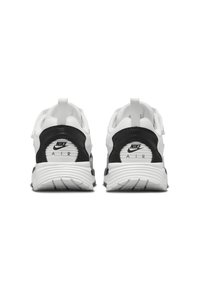 Ténis Nike com um esquema de cores preto e branco, tecido texturizado, logótipo distintivo no calcanhar e gola acolchoada para conforto.