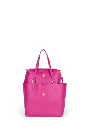 Bolso de cuero rosa brillante con dos asas y adornos del logo de un caballo en tono dorado en los bolsillos delanteros.