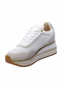 Sneaker bianco con mesh testurizzato e accenti in suede, caratterizzato da una suola a strati e chunky in beige e marrone chiaro, con chiusura a lacci.