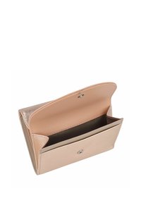 Portefeuille en cuir rose avec un éclat métallique, ouvert pour révéler un intérieur spacieux et une fermeture à pression. Texture lisse et design minimaliste.