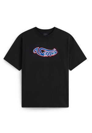 Sort T-shirt med korte ærmer og et stiliseret Vans-logo i blå og rød, centreret på brystet.