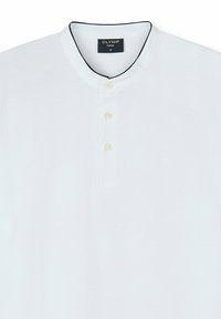 Polo blanc à manches courtes avec trois boutons sur le devant, un liseré noir autour du col et un petit logo brodé sur la poitrine.