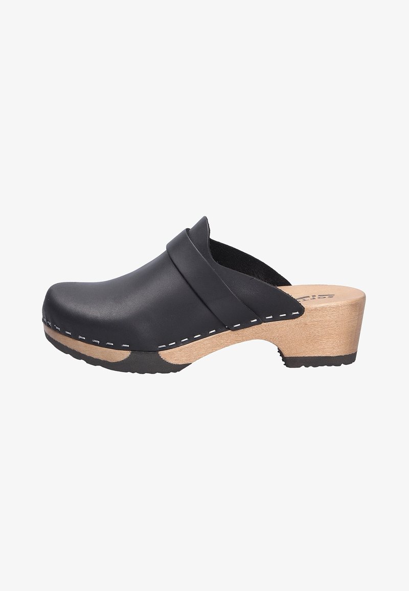 Sabot en cuir noir à enfiler avec semelle en bois et petit talon, présentant des coutures blanches visibles le long du bord et une semelle extérieure en caoutchouc texturée.