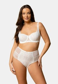 Soutien-gorge en dentelle blanche avec panneaux transparents, ornée de motifs floraux et de bretelles ajustables. Culotte taille haute en dentelle blanche avec des détails similaires et des côtés en mesh.