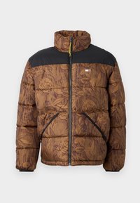 Chaqueta de plumas marrón con patrón floral, sección superior negra, cuello alto, cremallera frontal y dos bolsillos laterales con ribete negro.