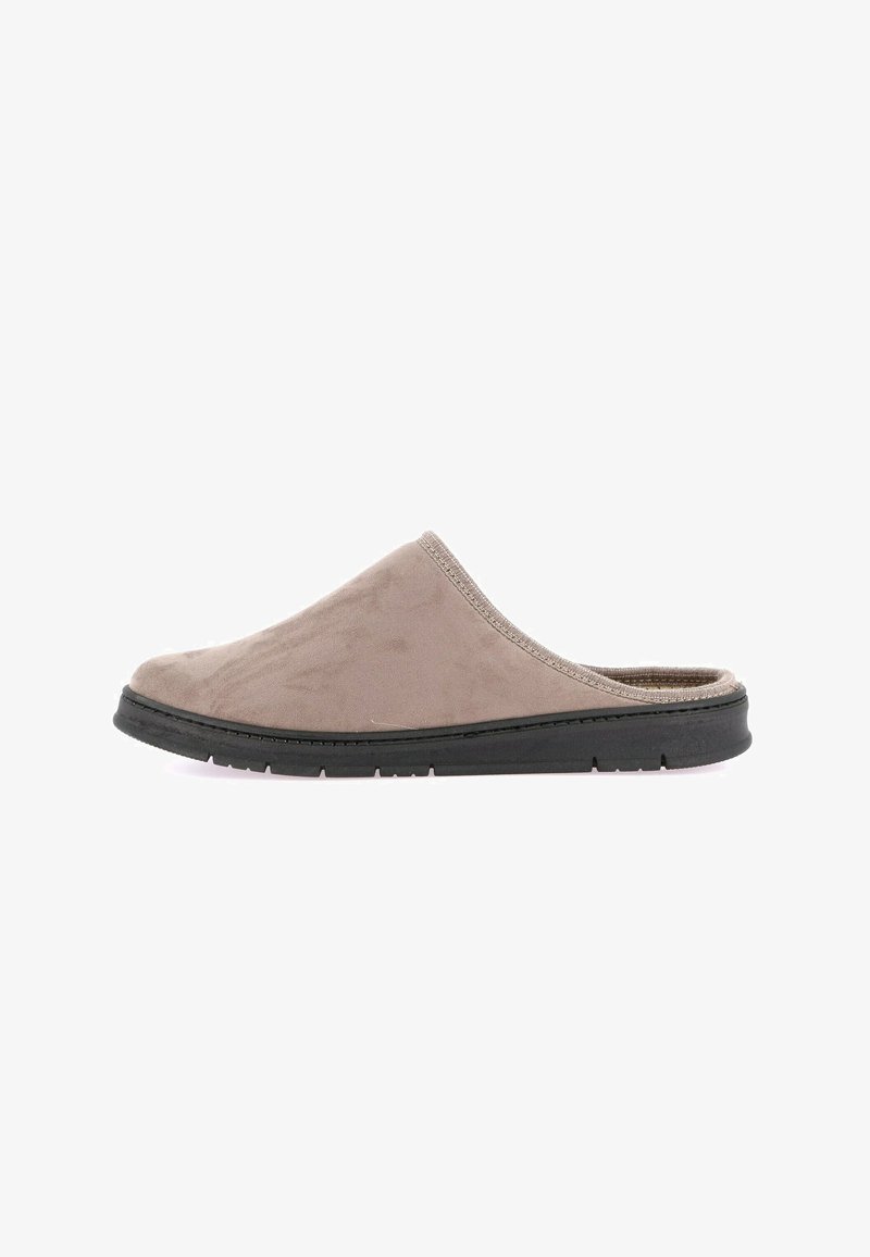 Scarpa slip-on in suede beige con punta arrotondata e suola in gomma nera. Texture morbida, senza decorazioni o motivi visibili.