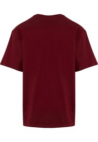 Burgundy pamut póló, laza fazon, rövid ujjak, kerek nyak, egyszínű, sima tapintású, nem látható mintákkal vagy fém részekkel.