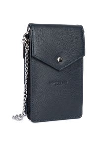 Portafoglio in pelle blu scuro con finitura testurizzata, dotato di chiusura a pattina, hardware in argento e tracolla a catena per indossarlo a tracolla.