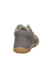 Scarpa per bambini in pelle grigia con lacci gialli, collo della caviglia morbido e suola in gomma beige con un motivo di presa testurizzato.
