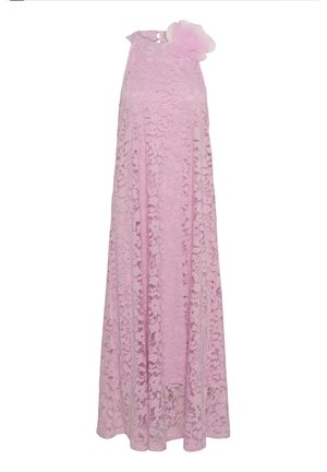 Ärmelloses langes pinkfarbenes Spitzenkleid mit floralem Muster und einer großen Stoffblumendekoration auf einer Schulter.