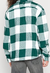 YOUNG POETS Lehká bunda - dark green