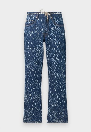 Denim platās bikses ar zilu abstraktu rakstu, ar komplektējamu jostu, piecu kabatu dizainu un kontrastējošiem oranžiem dūrieniem.