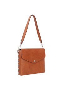 Borsa a tracolla in pelle color cammello con chiusura a patta, dettagli in metallo argentato e decorazione con borchie lungo un lato. Texture liscia, forma rettangolare.