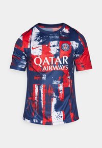 Krátký rukáv sportovního drezu v námořnické modři s abstraktním vzorem červených a bílých štětcových tahů. Obsahuje logo "QATAR AIRWAYS" a kulatý výstřih.