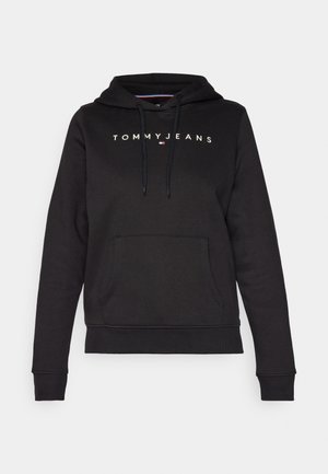 Fekete kapucnis pulóver, puha anyagból, elülső zsebbel, húzószíjjal a kapucnin, és fehér "TOMMYJEANS" logóval a mellkasán.