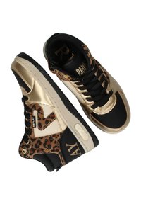 Gouden en zwarte high-top sneakers met leoplintaccenten en zwarte veters, gemarkeerd met "Replay" logo's aan de zijkanten en op de zool.