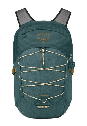 Zaino Osprey Quasar verde scuro con cordino elastico frontale, spallacci in rete e cinturini laterali con fibbia.