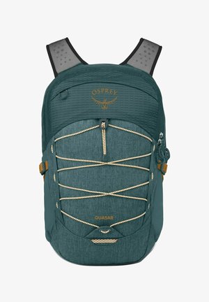 Zaino Osprey Quasar verde scuro con cordino elastico frontale, spallacci in rete e cinturini laterali con fibbia.