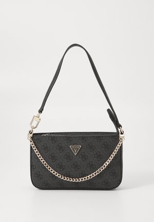 Czarna damska torebka projektanta z teksturowanej tkaniny, z złotym łańcuszkiem i akcentem logo. Prostokątny kształt z zamkiem błyskawicznym.