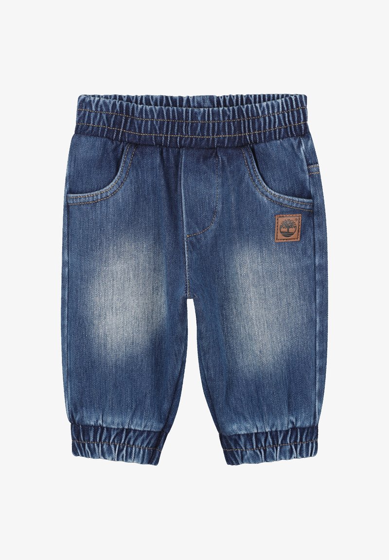 Pantaloni jogger in denim blu medio con vita elasticizzata, due tasche frontali e una patch del logo marrone sul lato sinistro.