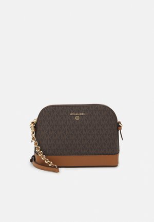 Brązowa torebka Michael Kors na ramię z monogramem, złotym łańcuszkiem i skórzanymi wykończeniami, zamknięciem na zamek błyskawiczny oraz logo marki z przodu.