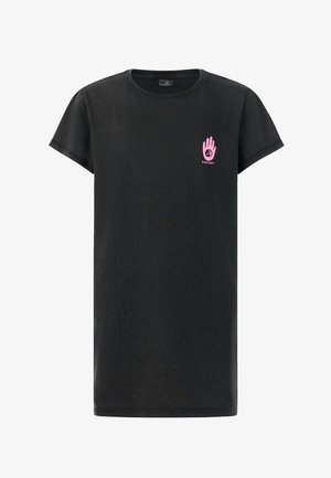 Czarna bawełniana sukienka t-shirt z krótkimi rękawami, z różowym nadrukiem dłoni na piersi. Noszona z kolorowymi, nałożonymi bransoletkami i sandałami.