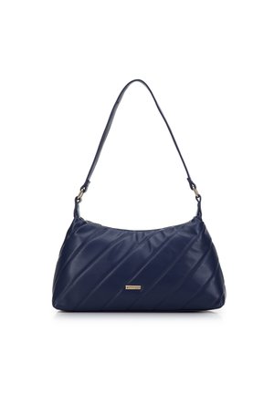 Sac à main matelassé bleu marine en matériau synthétique, présentant une forme courbée, une seule bandoulière et une petite plaque logo.