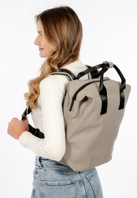 SURI FREY Sac à dos - taupe