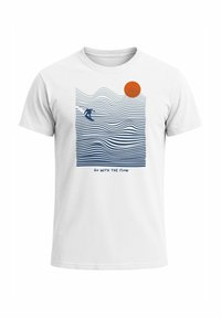 Weißes Baumwoll-T-Shirt mit einem blauen Wellenmuster, einem Surfer-Design und einer orangefarbenen Sonne. Der Text "Go with the flow" steht unten.