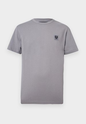 Lichtgrijs T-shirt met korte mouwen en ronde hals, met een klein donkergrijs rechthoekig logoplaatje aan de linkerkant van de borst.