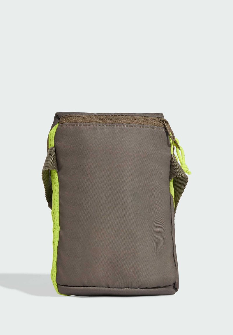 Kleine rechteckige graue Umhängetasche mit neongrünen Mesh-Seiteneinsätzen, Reißverschluss und verstellbarem grauen Riemen vor hellem Hintergrund.