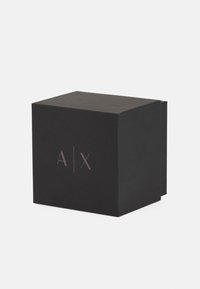 Schwarze rechteckige Box mit mattem Finish, verziert mit erhabenem Text "A|X" in helllila. Gerade Kanten mit einem klaren, minimalistischen Design.