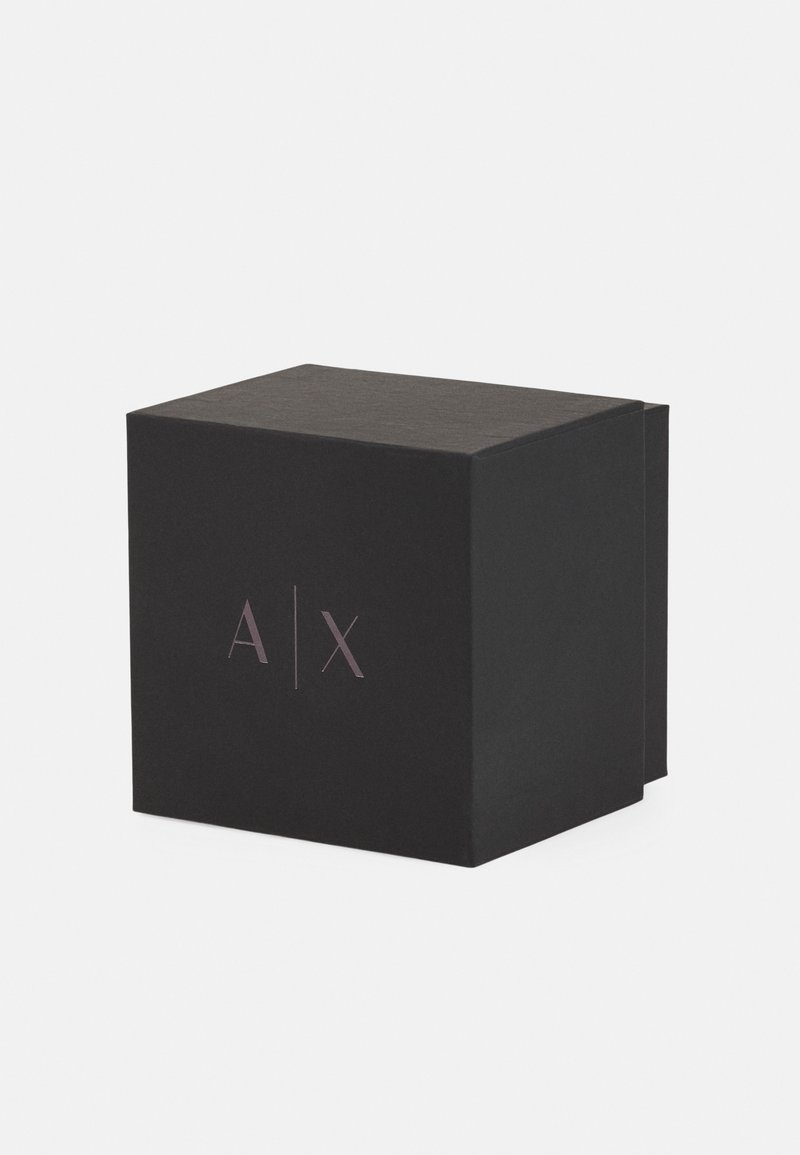 Scatola rettangolare nera con finitura opaca, con testo in rilievo "A|X" di colore viola chiaro. Bordo dritto con un design pulito e minimale.