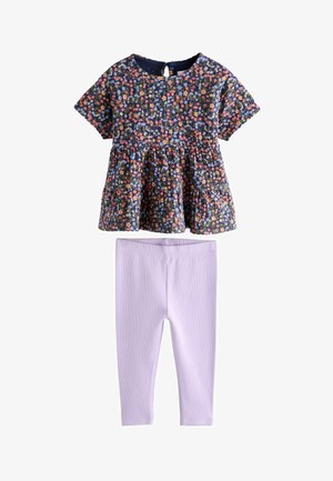 Småbørnsoutfit med kortærmet blomstret top i marineblå og pink, kombineret med ensfarvede lyse lilla leggings.
