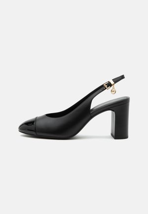 Czółenka typu slingback z czarnej skóry, z obcasem bloczkowym, szpiczastym lakierowanym noskiem, regulowanym paskiem z klamrą i małym złotym ozdobnym detalem.