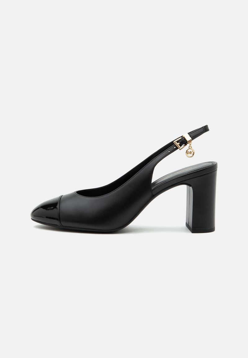 Escarpin slingback en cuir noir avec talon bloc, bout pointu verni, bride réglable à boucle et petit détail de charme doré.