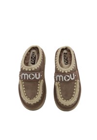 Pantofole in suede marrone con rifiniture crema e dettagli intrecciati, dotate di un cinturino con logo e una suola in gomma testurizzata per un miglior grip.
