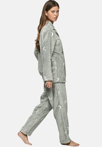 Ensemble de pyjama gris en tissu texturé doux, avec un motif orné d'accents blancs. Comprend une veste à boutons et un pantalon ample.