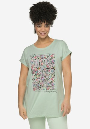 Lysegrøn, blød stof t-shirt med rund halsudskæring, korte ærmer og et blomster grafisk design, der fremhæver ordet "WONDERFUL" i fed skrift.