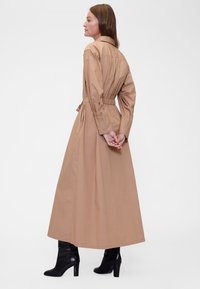 GAP GAPSTUDIO POPLIN BELTED MAXI SHIRTDRESS - Tričkové šaty - tannery brown
