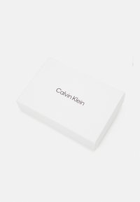 Calvin Klein MUST CARDHOLDER - Novčanik - scarlet sage
