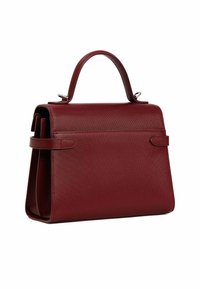 Bolso de mano burdeos hecho de cuero texturizado con un diseño estructurado, asa corta y cierre con broche, que presenta acentos lisos y correas laterales.