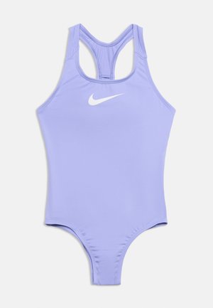 Lilakansävyinen yksiosainen uimapuku, jossa on racerback-muotoilu ja valkoinen Nike-swoosh-logo rintakehän keskellä.