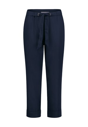Granatowe spodnie o zwężanym kroju z lekkiego materiału, z regulowanym paskiem ściągającym w talii i podwiniętymi mankietami umożliwiającymi regulację długości. Gładka faktura, bez widocznych wzorów.