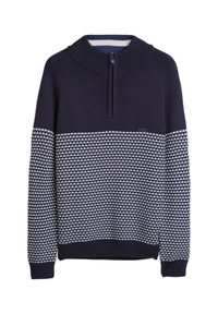 Navyblauwe gebreide trui met halve rits, geribbelde kraag en manchetten, met een wit en blauw geometrisch patroon op de onderkant en de mouwen.