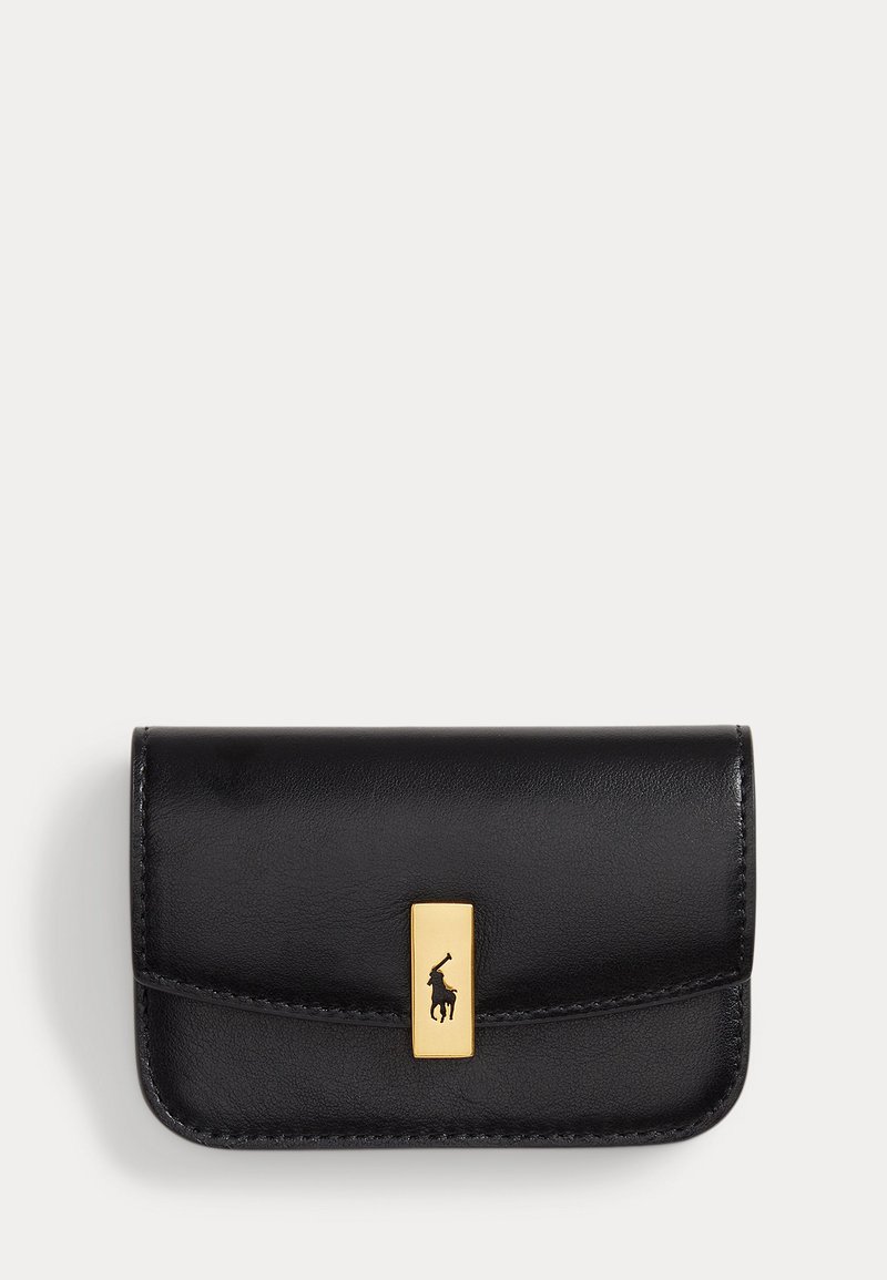 Schwarze Lederbrieftasche mit abgerundeten Kanten und einem goldenen rechteckigen Verschluss mit einem Pferd und Reiter Logo.