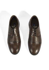 Bruine leren schoenen met een gladde neus en een gestructureerd middenstuk; voorzien van vetersluiting en een duurzame rubberen zool.