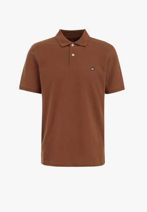 Barna pamut pólóing klasszikus gallérral, három gombos kivágással és egy apró hímzett logóval a bal mellrészen. Rövid ujjak.