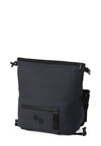 Dunkelblaues Nylonbag mit einem Reißverschluss oben, einer vorderen Reißverschlusstasche, schwarzen Hardware-Details und einem verstellbaren Tragegurt für vielseitige Tragmöglichkeiten.
