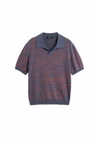 Polo tričko s krátkym rukávom v námorníckej modrej a burgundskej farbe s textúrovaným pruhovaným vzorom, vybavené klasickým golierom a žebrovaným lemom.